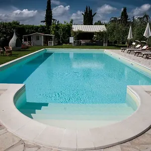 Cevoli Country , Lari Italien